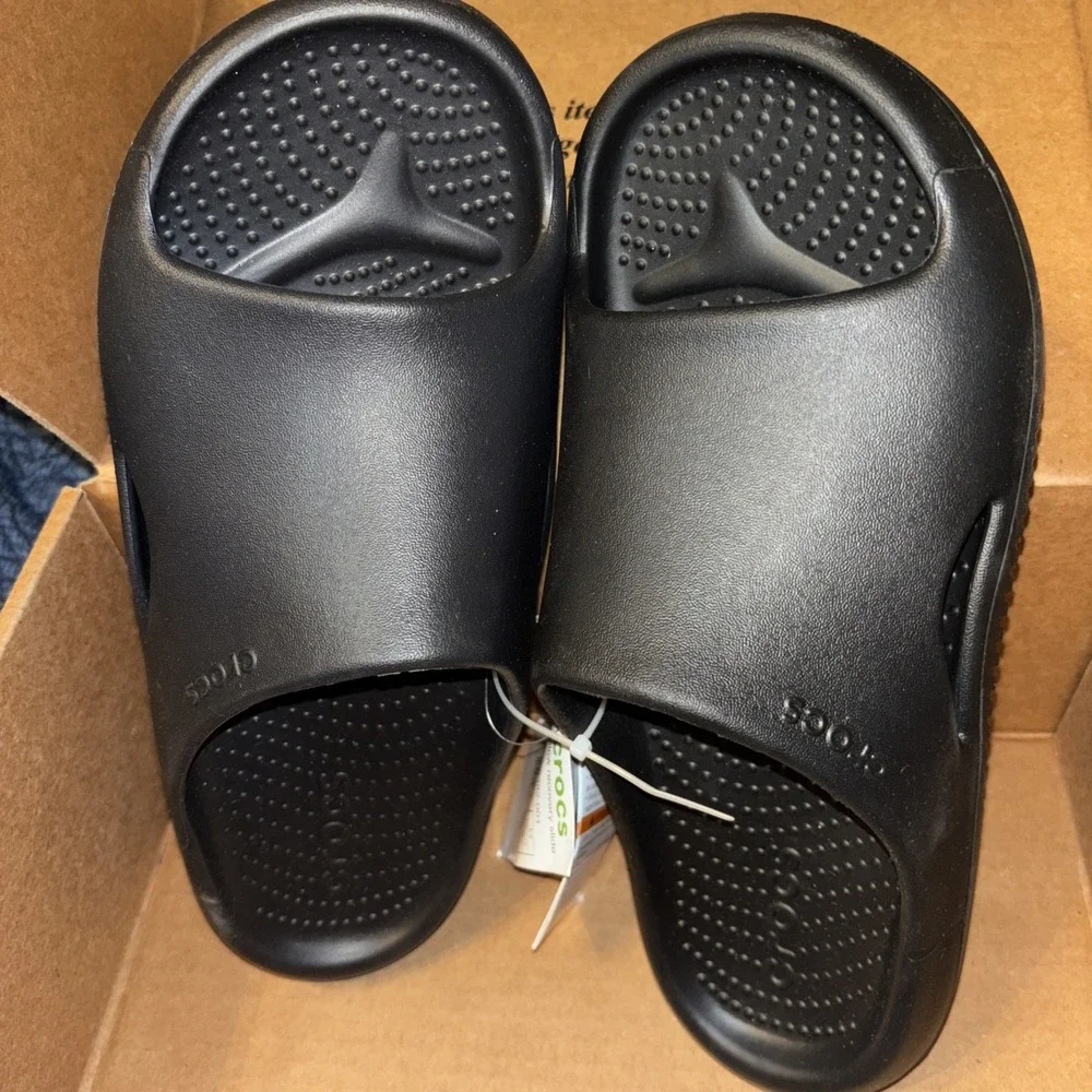 NWT CROCS Unisex Men 8 Women 10 Mellow Recovery Slides Black Sandals 208392-001
